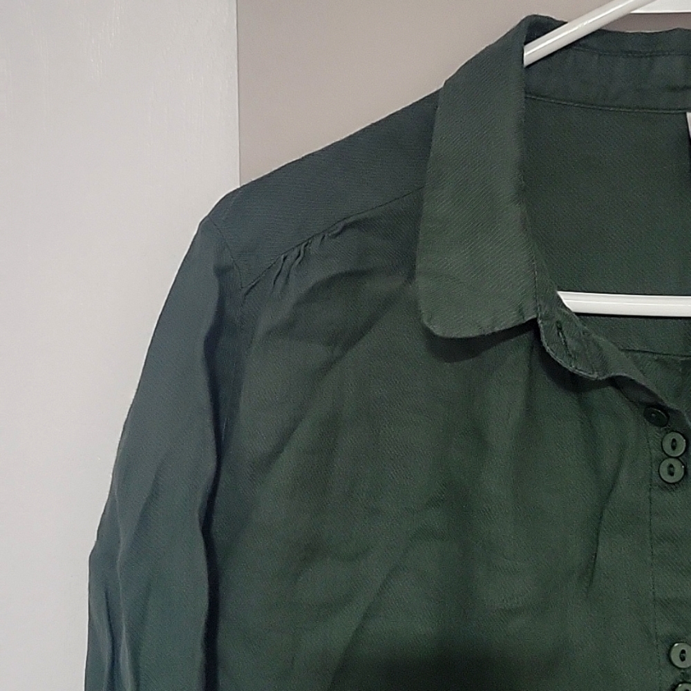 Women's green long sleeve button-down shirt size M
